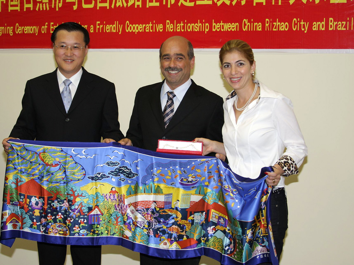 Yang Jun, Farid e Haifa Madi<a style='float:right;color:#ccc' href='https://www3.al.sp.gov.br/repositorio/noticia/10-2008/HAIFA RIZHAO.jpg' target=_blank><i class='bi bi-zoom-in'></i> Clique para ver a imagem </a>